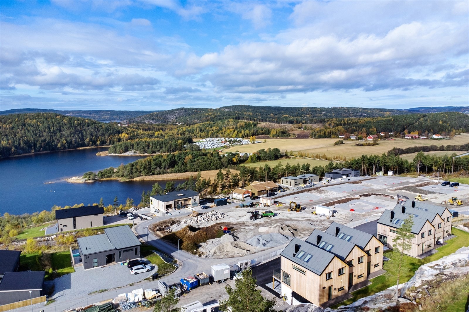 Fagerholt ligger i ett stille og rolig område uten gjennomgangstrafikk. Feltet grenser til natur med fjellpartier og skog og flott utsikt til Iddefjorden. Galleribilde