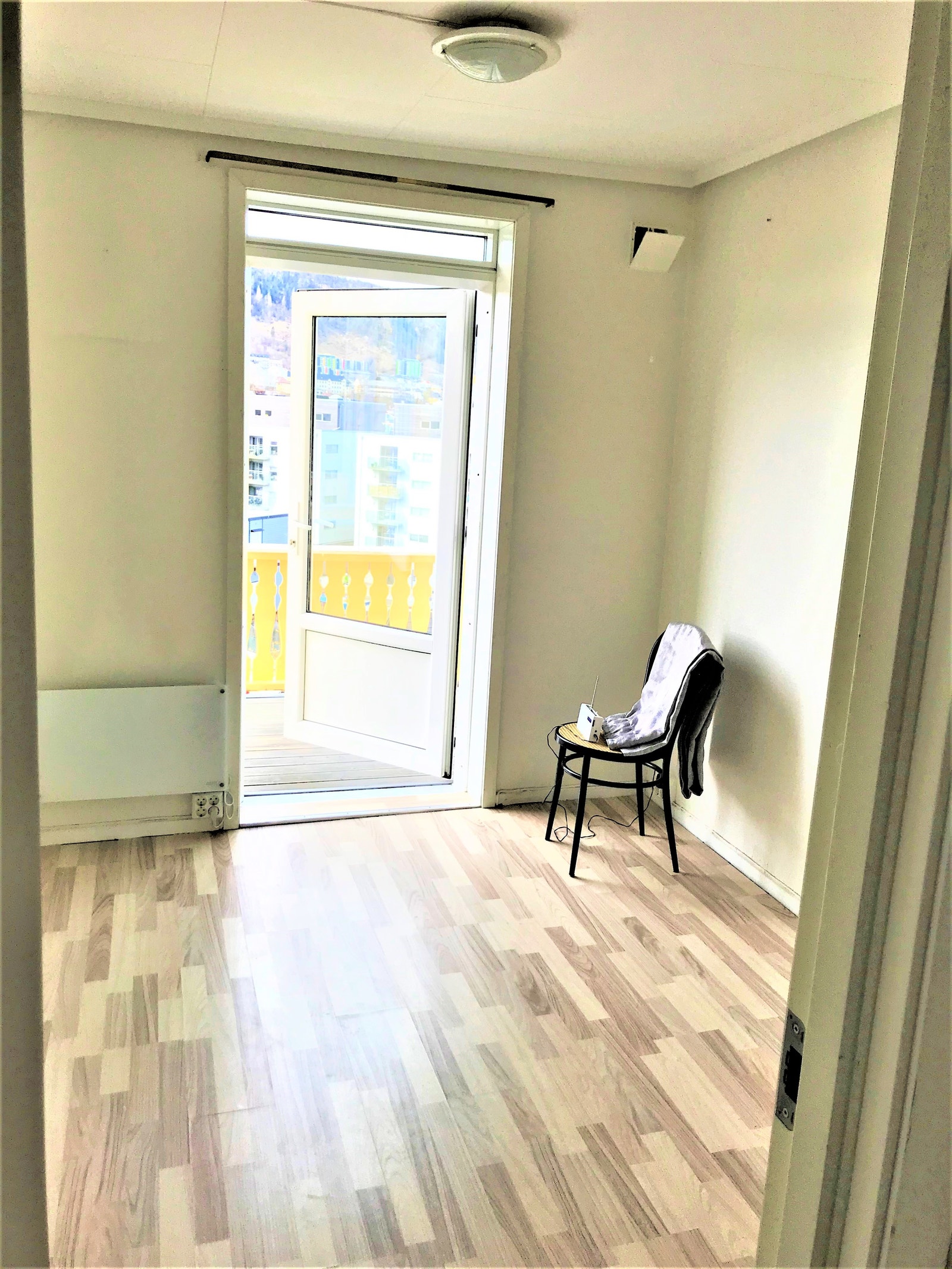 Stua har utgang til stor, sør-vestvendt altan med fin utsikt. Galleribilde