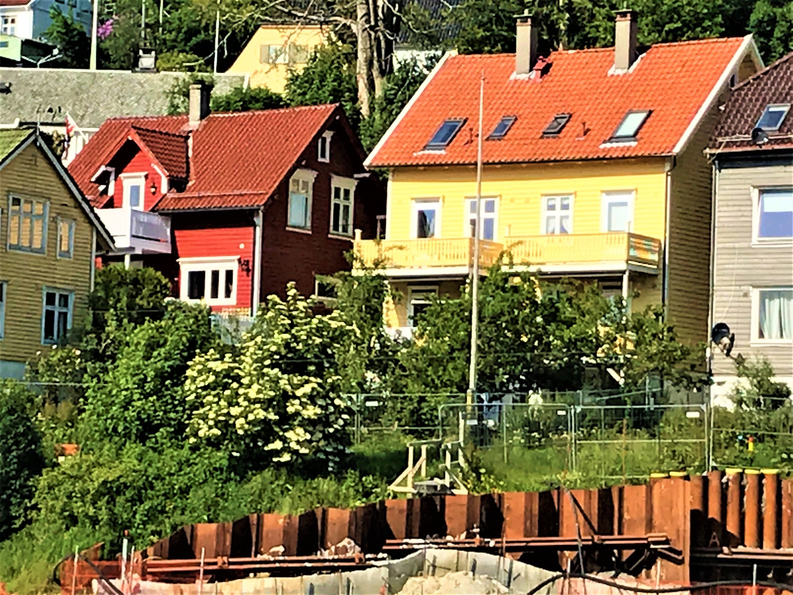 Leiligheta er den til venstre med altan . Galleribilde