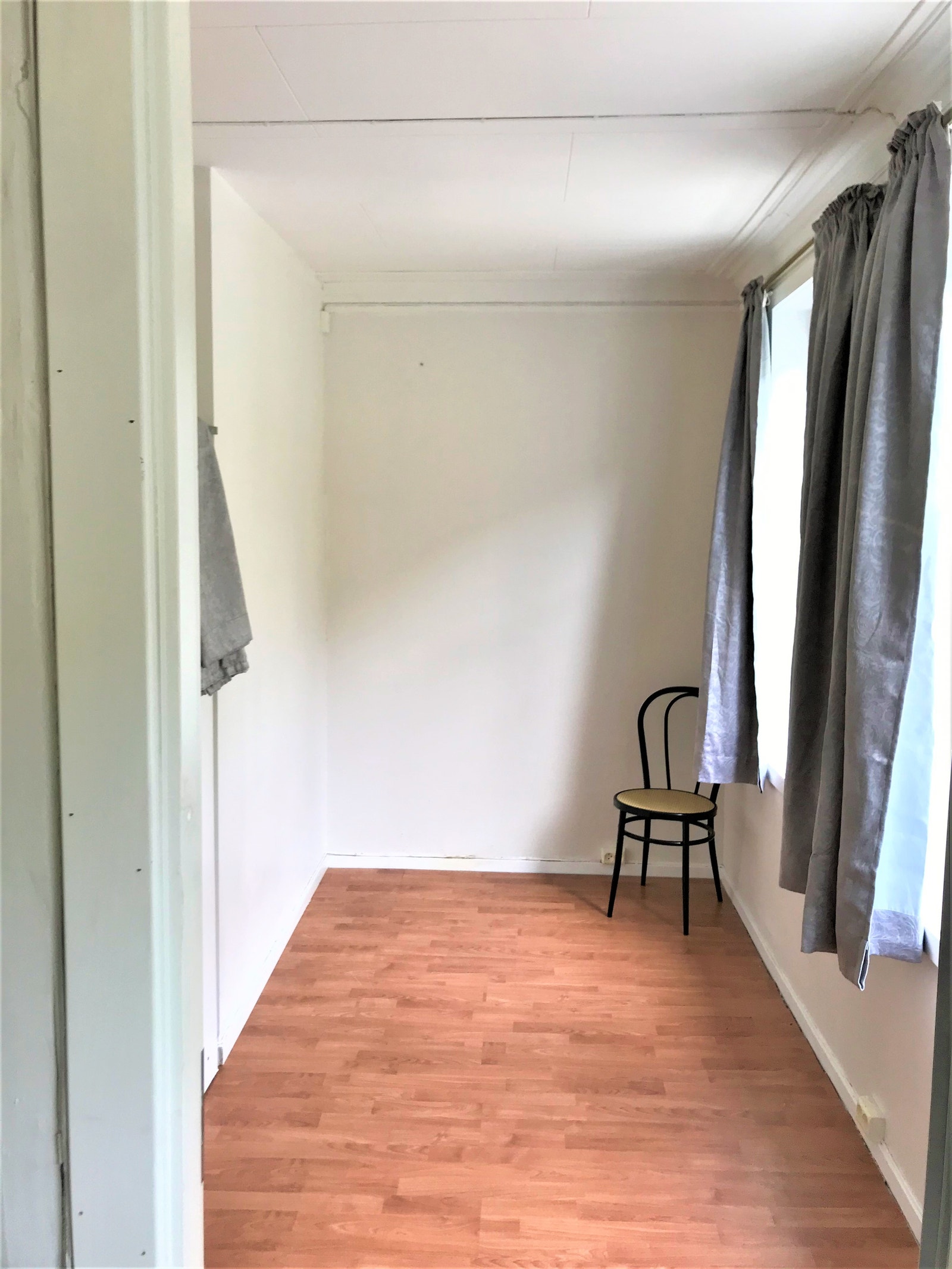 Soverommets sengeplass der et forheng kan trekkes for. Plass til dobbeltseng. Gardiner og persienner følger med. Dør inn til badet og dør til stua fra soverommet. Galleribilde
