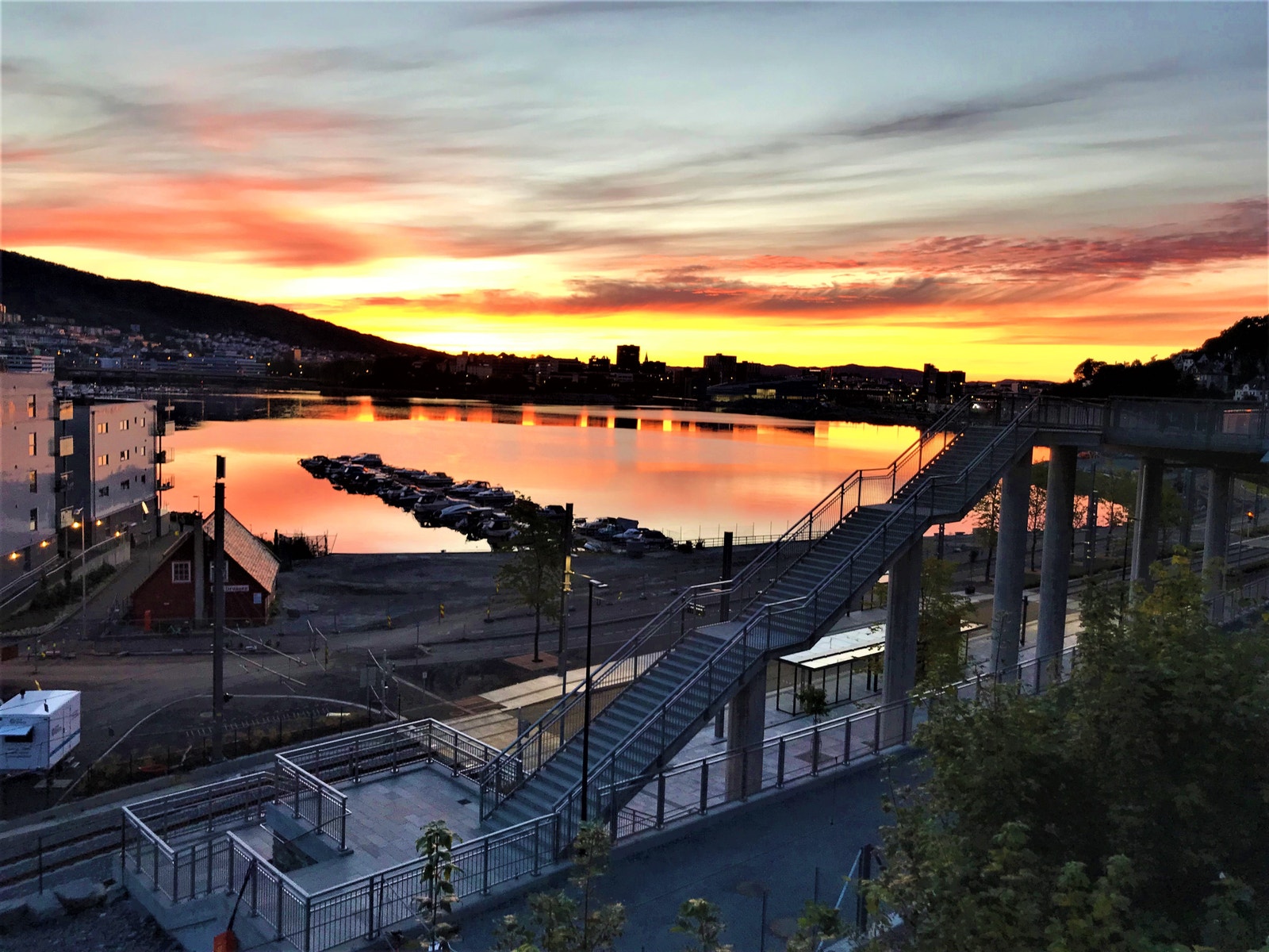 2. min gange til bybanestopp. Midtsommers sol til kl 22.40. Galleribilde