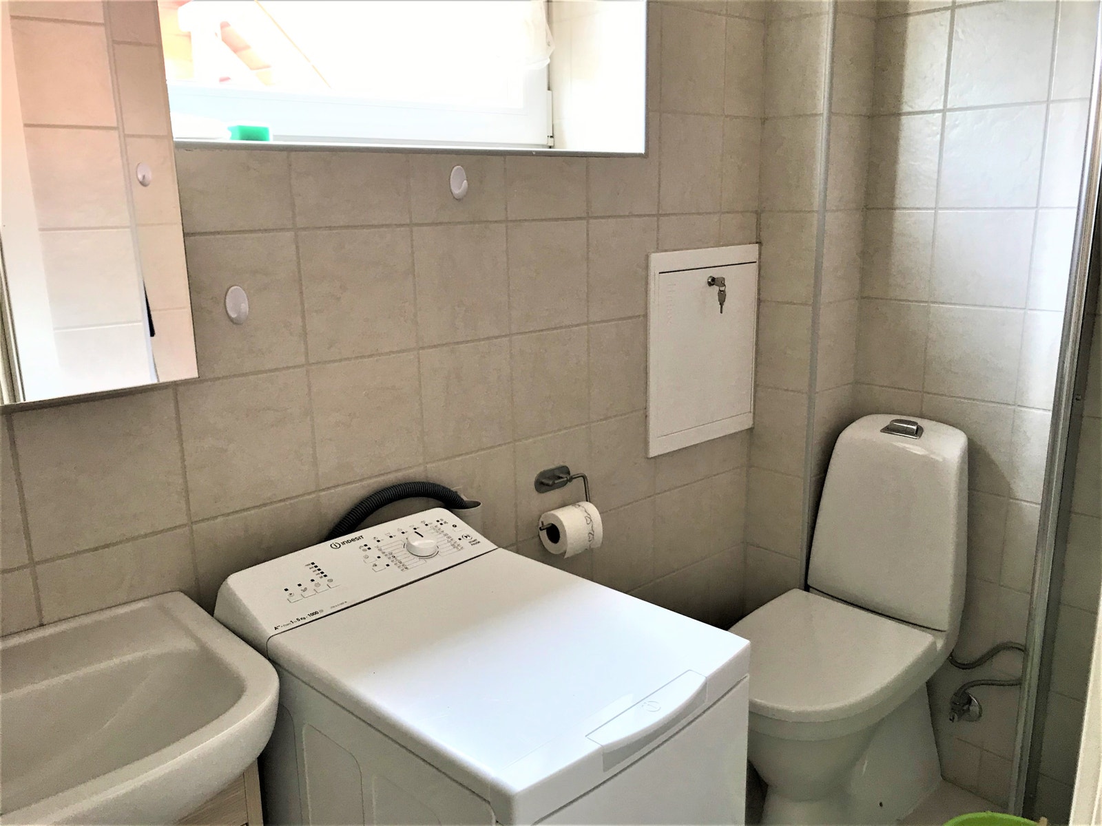 Badet har varmekabler og egen vaskemaskin Galleribilde