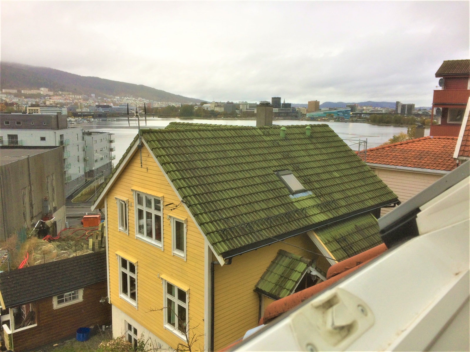 Utsikt mot Store Lungegårdsvann og vårt hus tatt fra 3. etg. Galleribilde