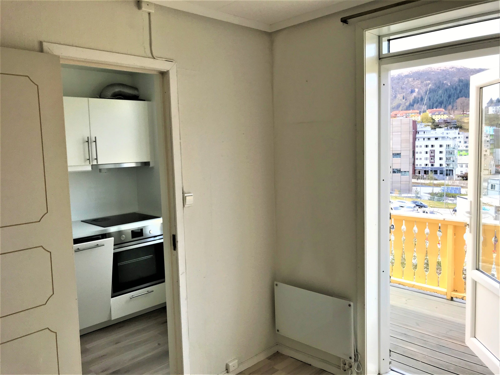 Dør inn til nytt kjøkken fra stua. Galleribilde