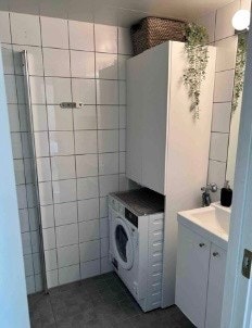 Bad med vaskemaskin Galleribilde