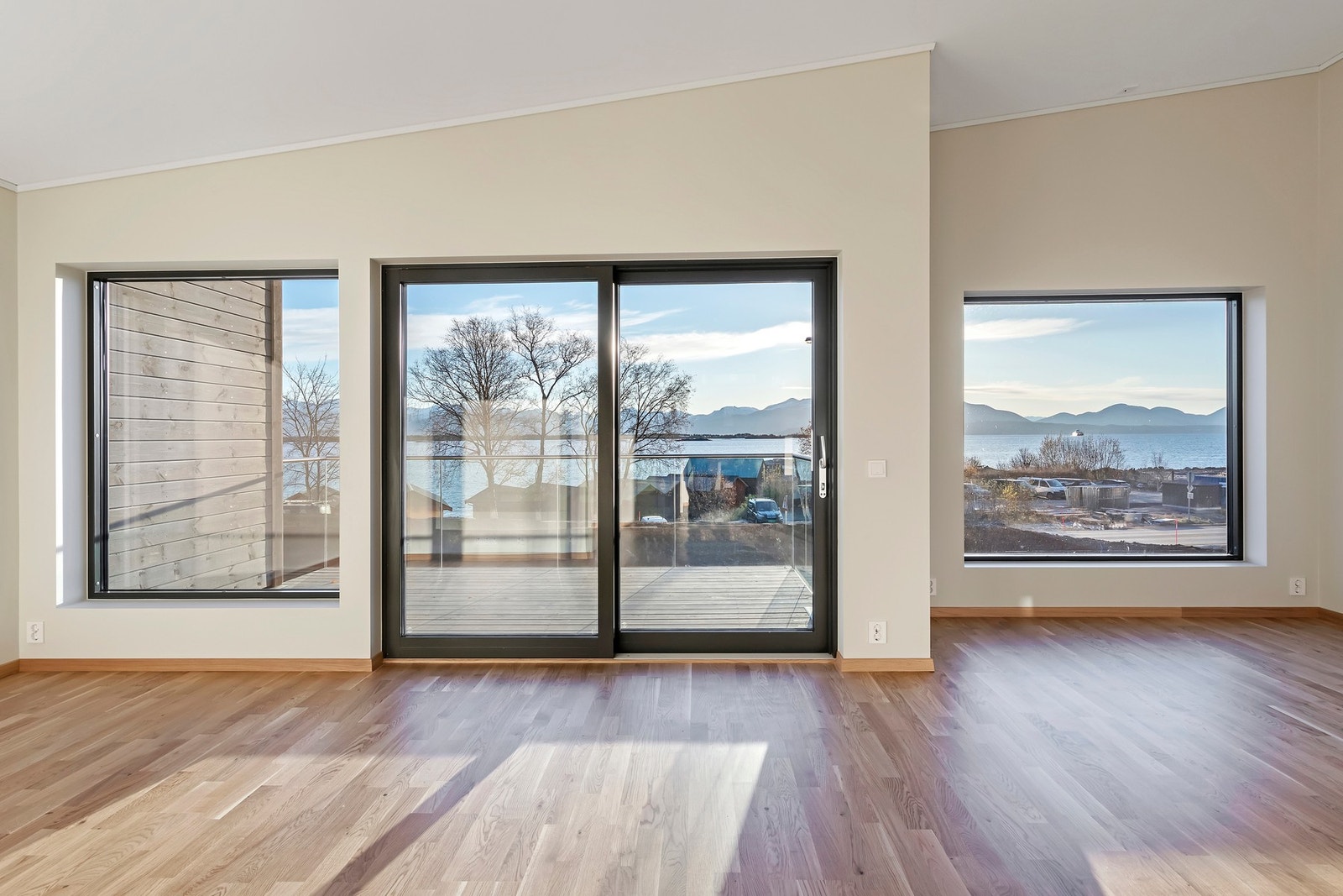 På stue er det flott utsikt til fjorden og fjellene. Galleribilde