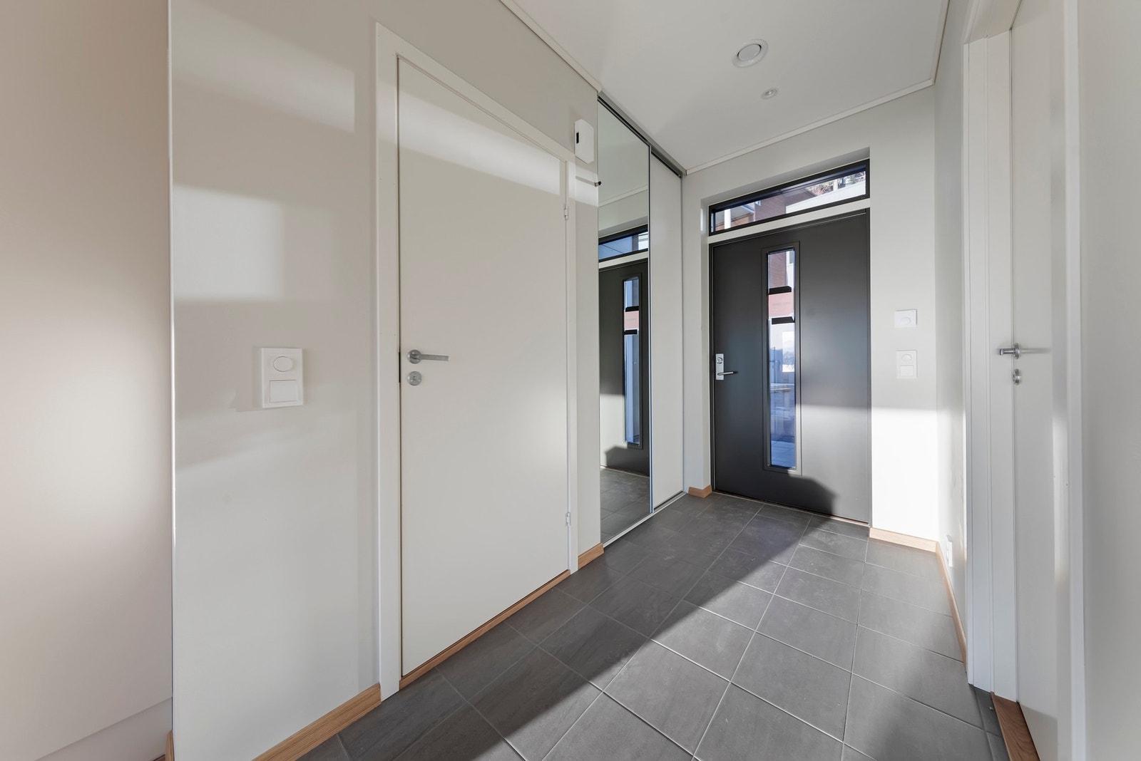 Gang med skyvedørsgarderobe Galleribilde
