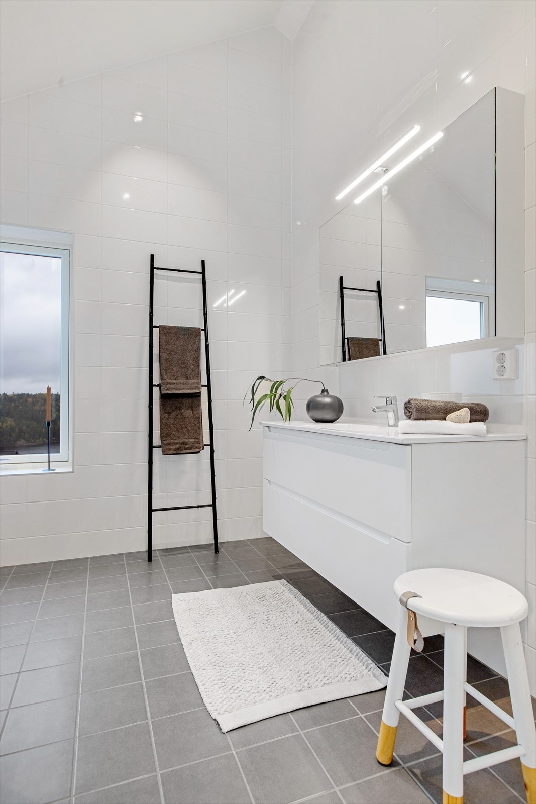 Boligen har 2 bad. Ett i 1. etasje go ett i 2. etasje. Begge godt innredet. Galleribilde