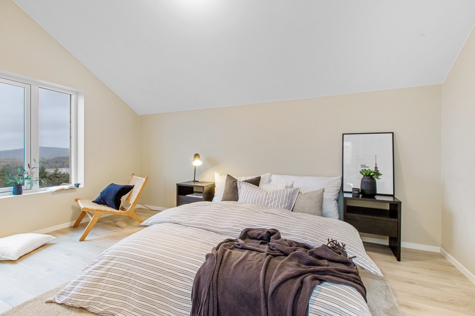 Boligens hovedsoverom er romslig og med god plass til seng og garderobeløsning. Galleribilde