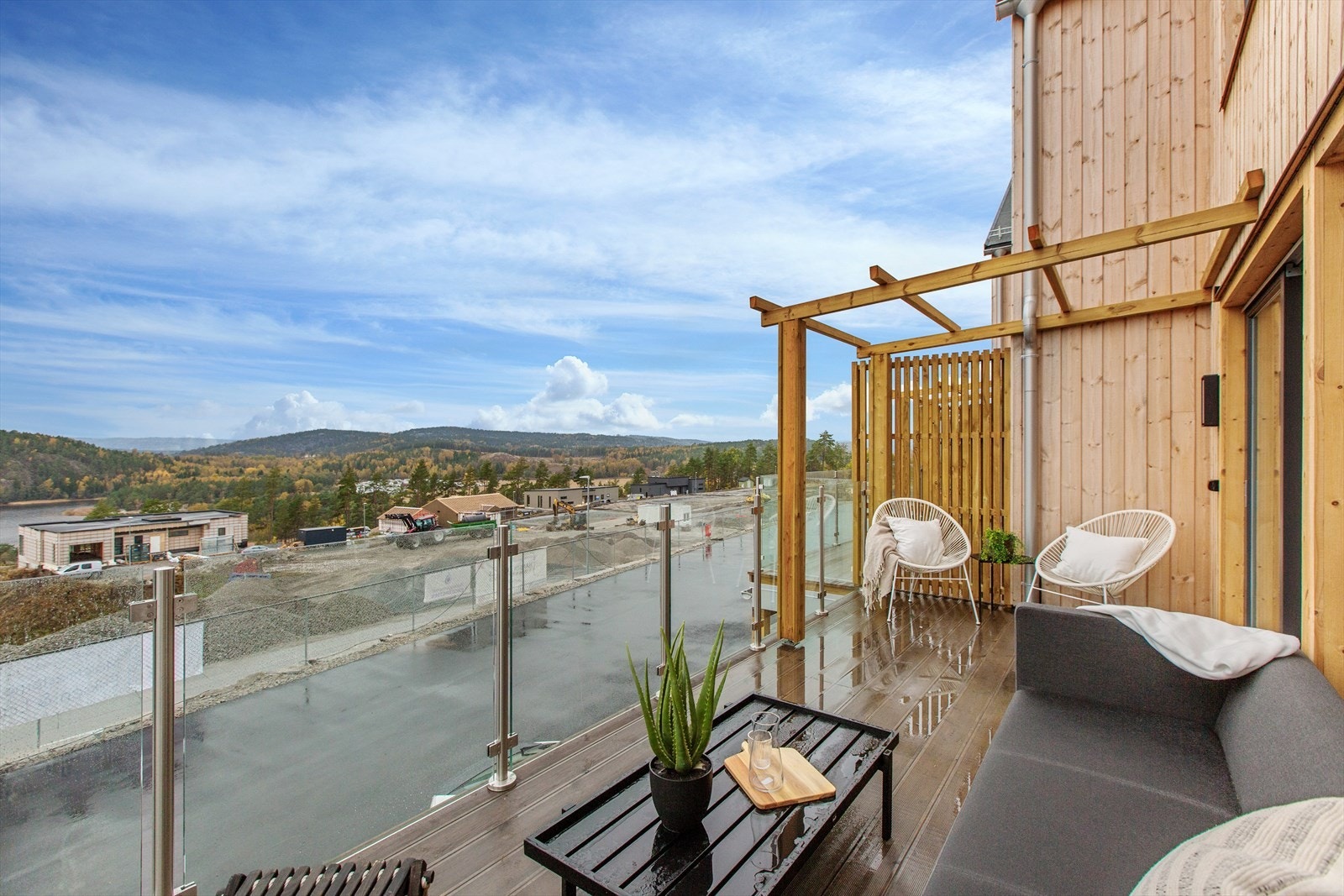 Veranda har god plass til sittegruppe. Galleribilde