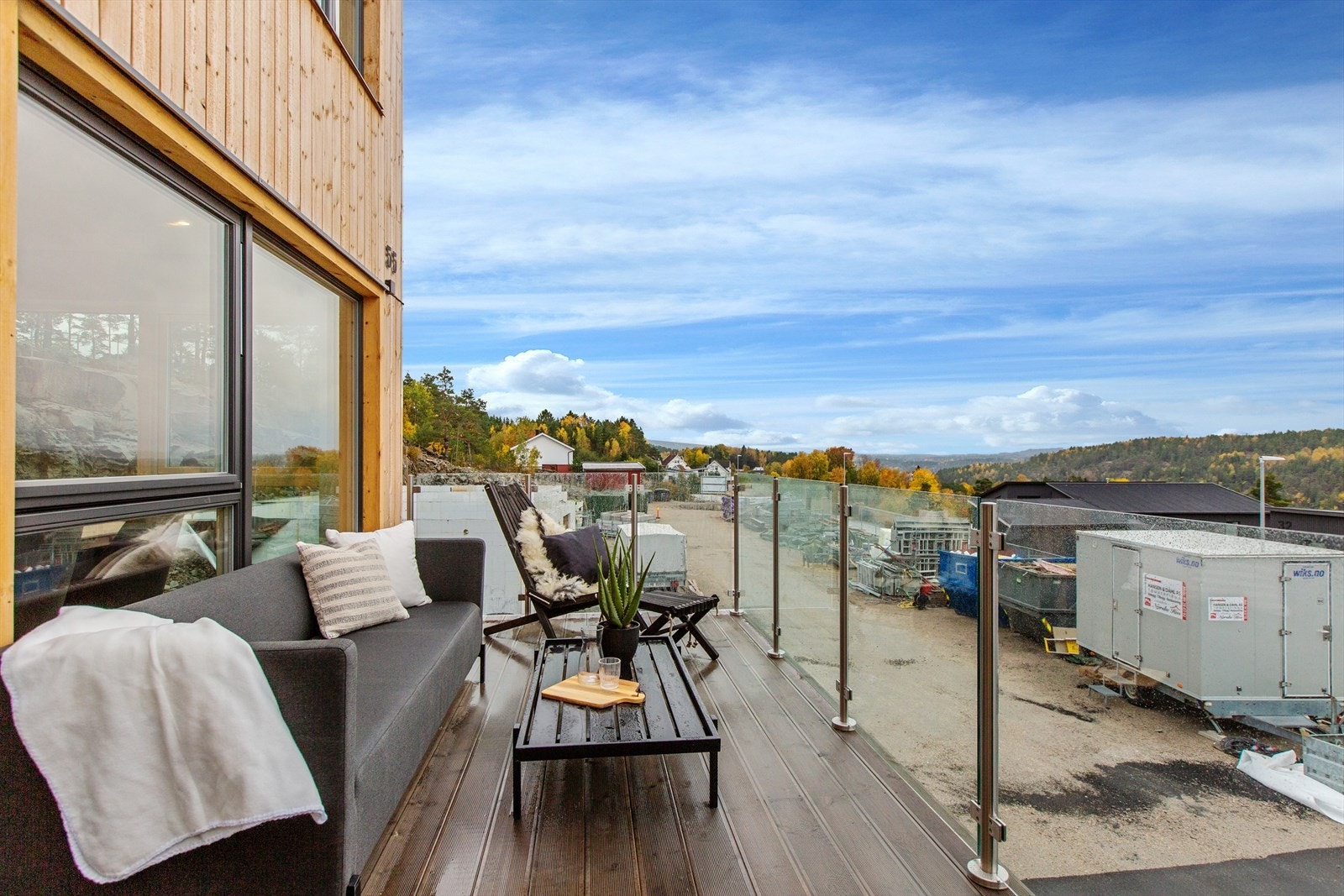 Koselig ute plass med gode solforhold og flott utsikt mot Iddefjorden. Galleribilde