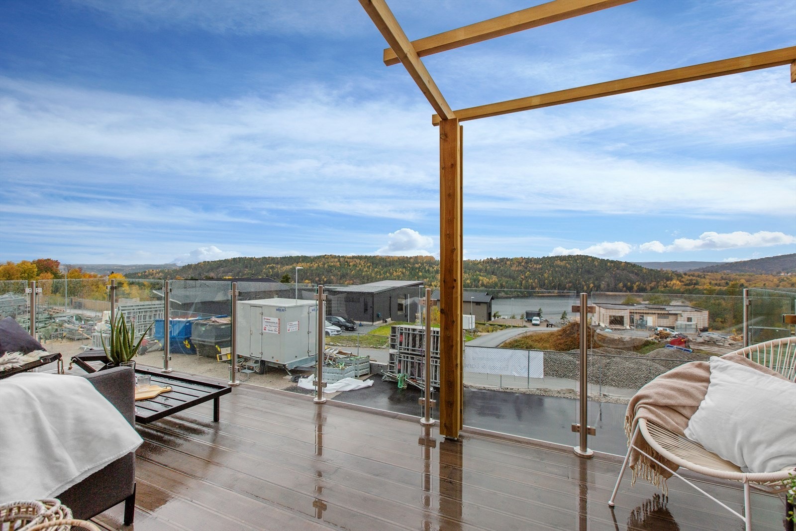 Veranda på ca. 16 kvm med pergolaløsning. Galleribilde