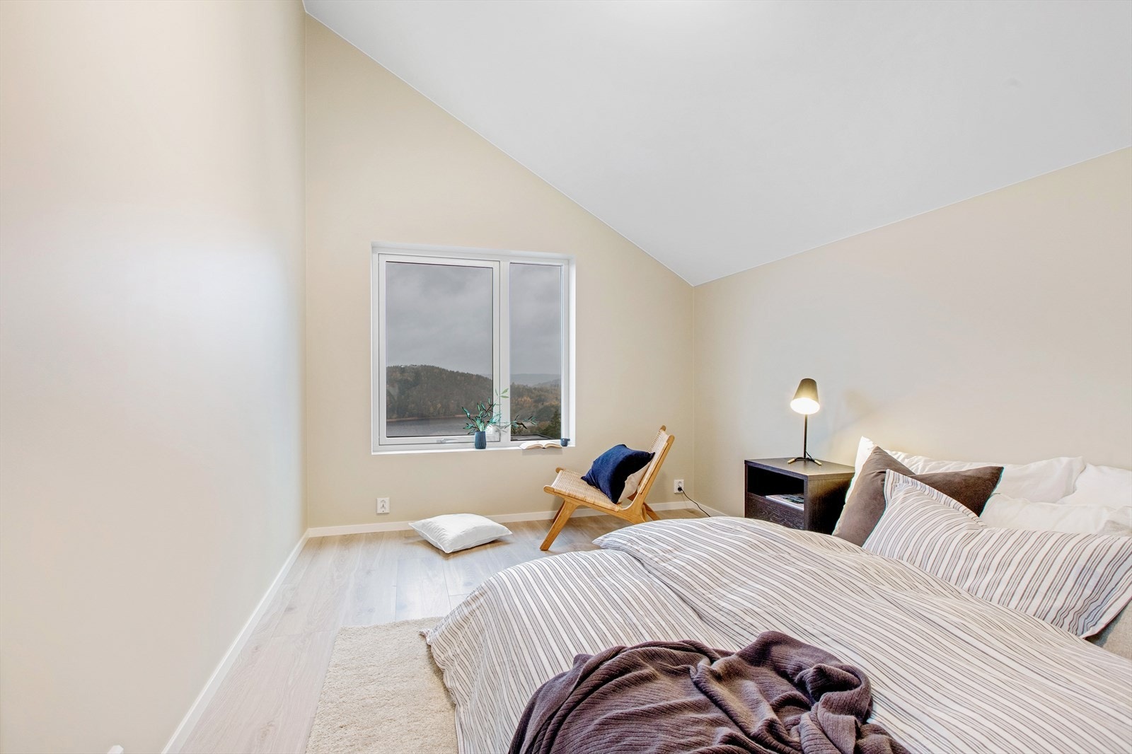 Romslig soverom med lys og luftig atmosfære. Galleribilde