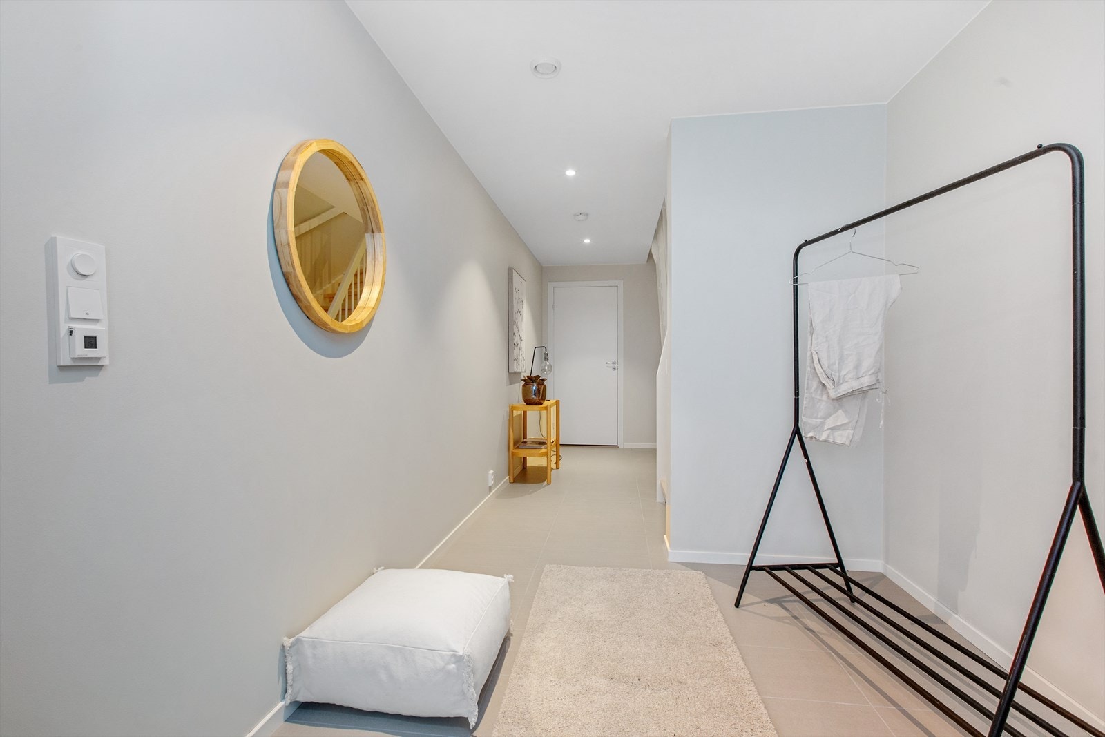 Velkommen inn til ditt nye hjem. I gangen er det god plass til å henge av seg yttertøy. Galleribilde