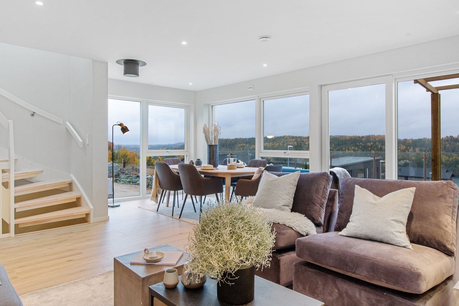 Stuen har store vindusflater som gir godt med lysinnslipp. Galleribilde