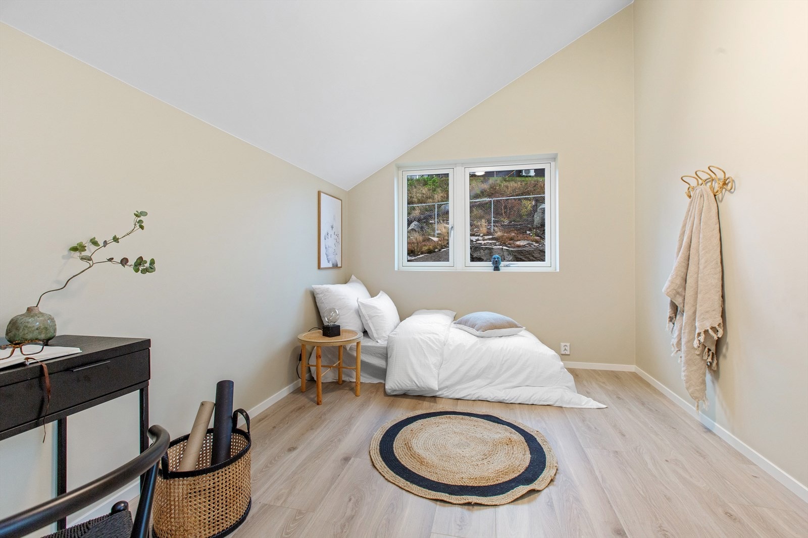 Alle soverommene med god plass til møblement i tillegg til seng. Galleribilde