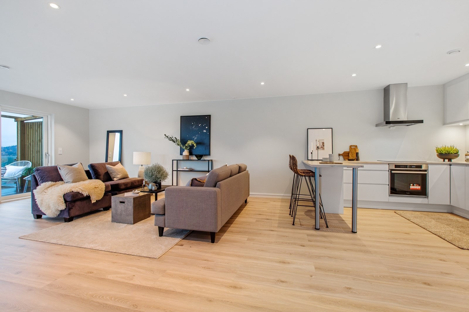 Med den åpen løsnignen blir kjøkken en sentral plass i boligen og tillater det deg å holde kontakten med gjester mens maten lages. Galleribilde