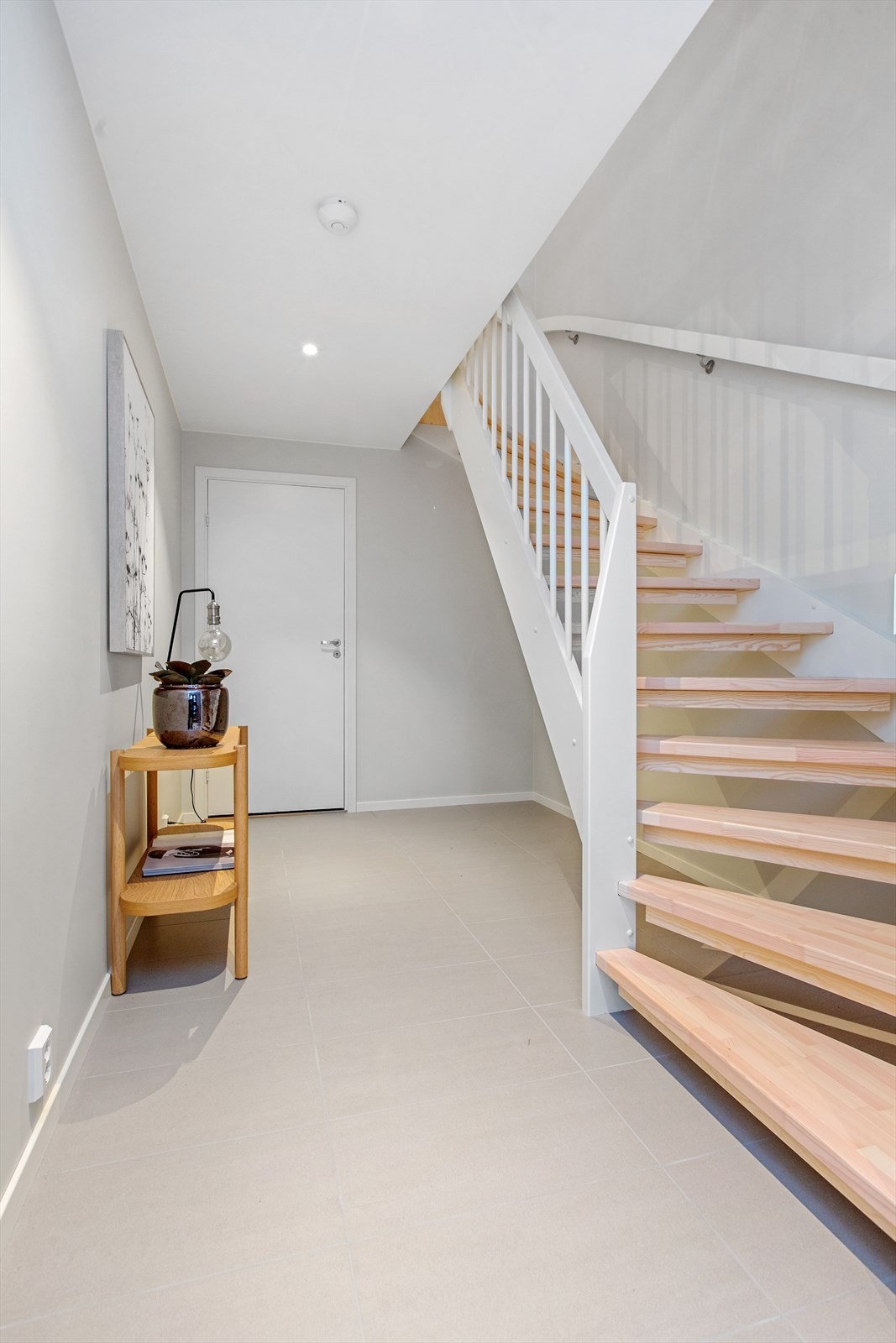 Fra gangen i underetasjen er det lett adkomst til vaskerom ( med dør til garasjen) og boligens 1. etasje som rommer stue, kjøkken og bad. Galleribilde