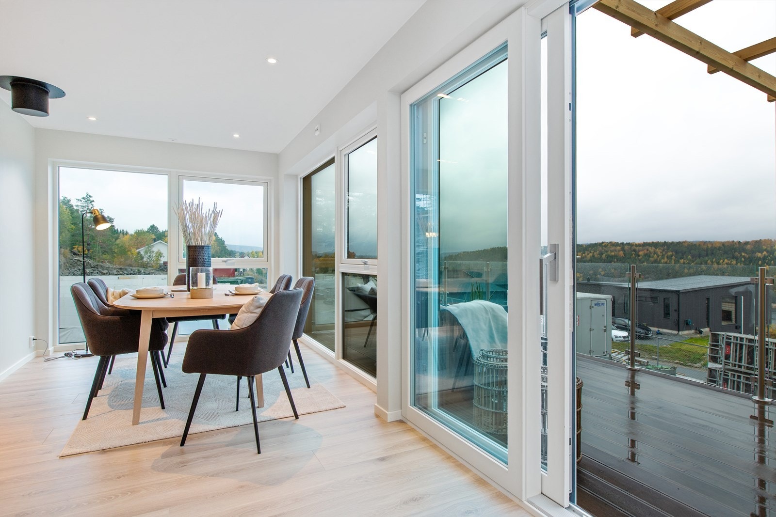 Fra stue er det adkomst til veranda. Galleribilde