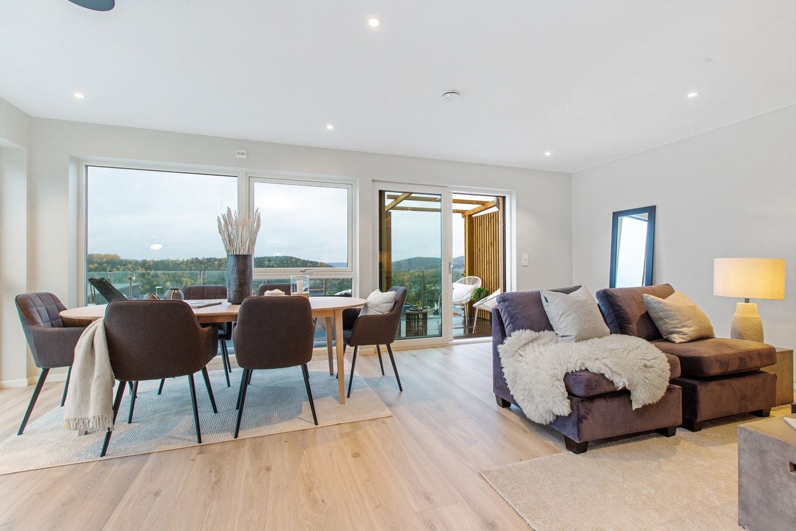 Her kan sosiale kvelder tilbringes rundt bordet med flott utsikt. Galleribilde