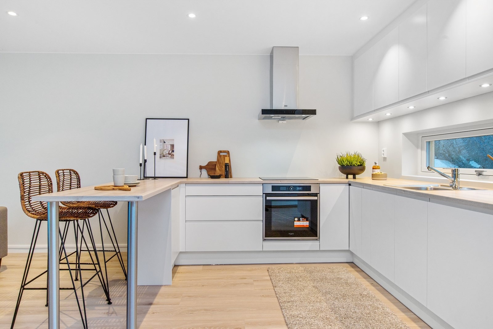 Kjøkken har en praktisk "kjøkkkenøy" som kan benyttes som spiseplass. Galleribilde