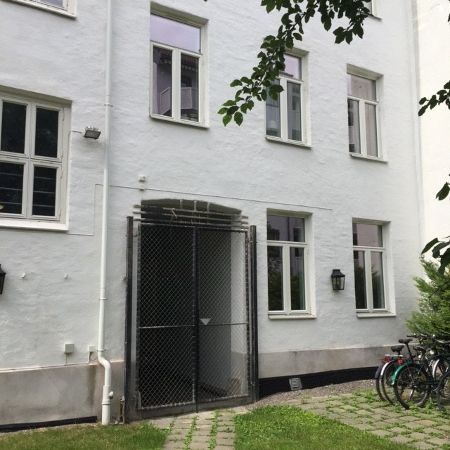Bakgård med sykkelparkering Galleribilde