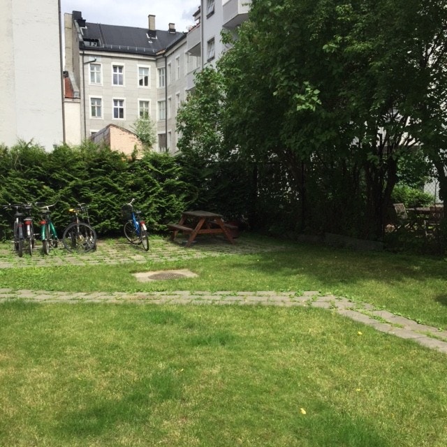Bakgård med sykkelparkering Galleribilde