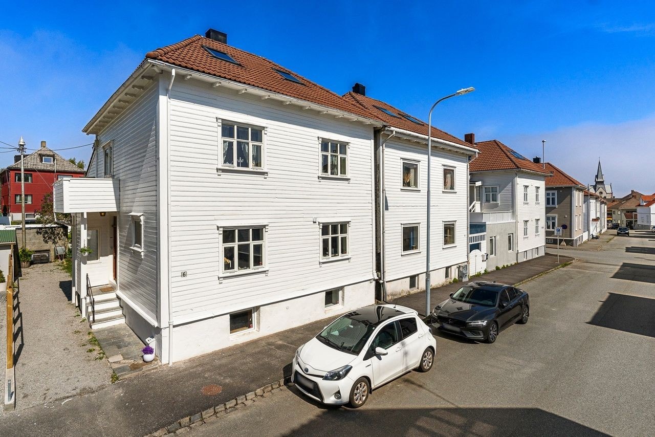 Leiligheten er i 1.etg og kjeller av denne to-mannsboligen. Galleribilde