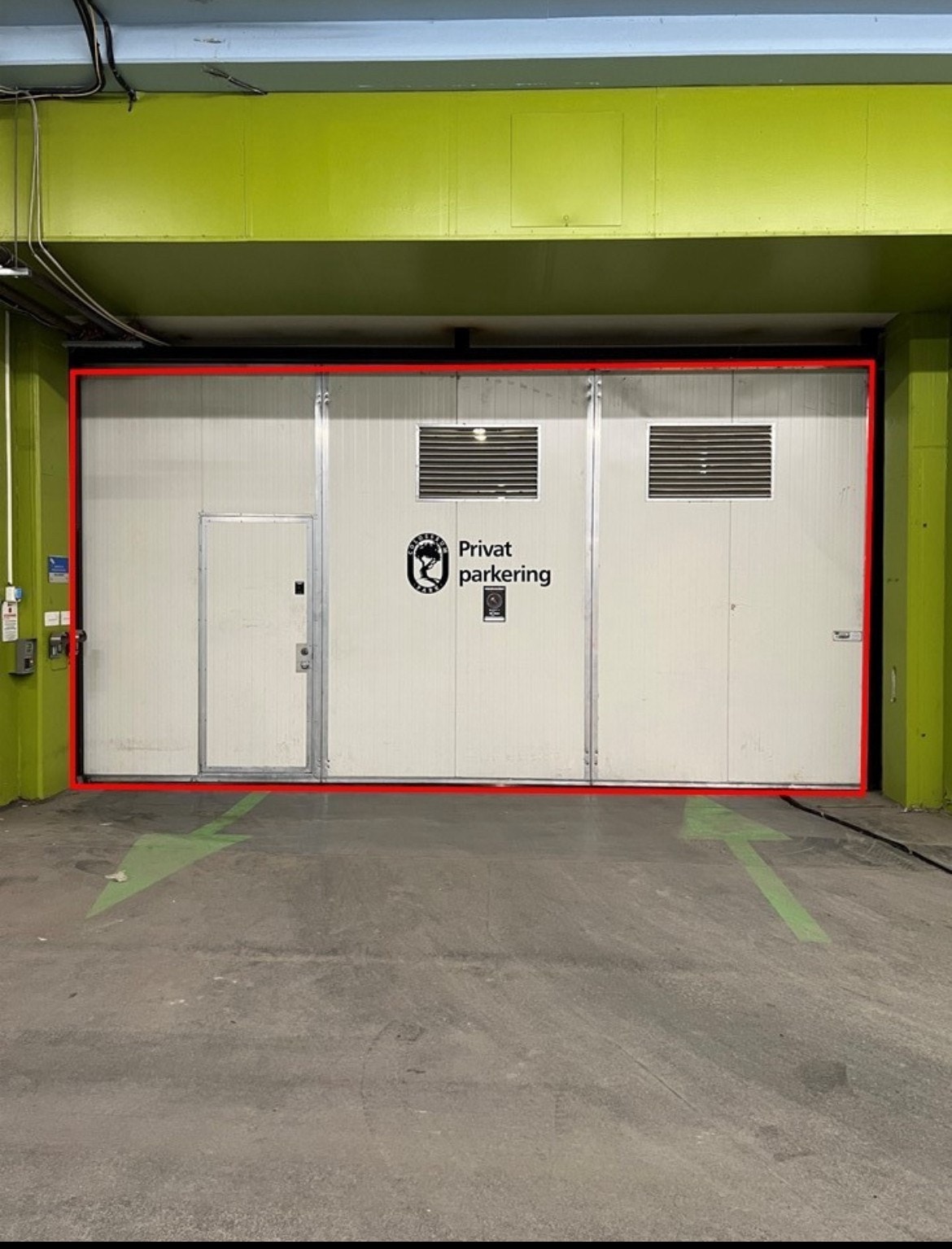 Lukket garasjeanlegg med tilgang via trådløs portåpner Galleribilde