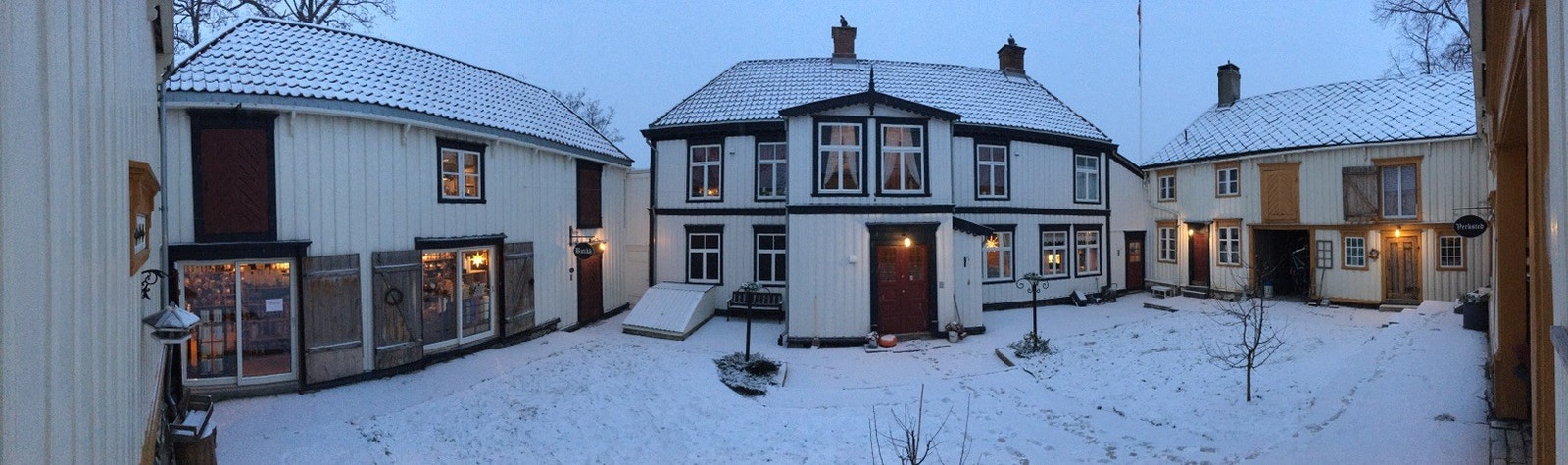 Inn på tunet i vinterprakt Galleribilde