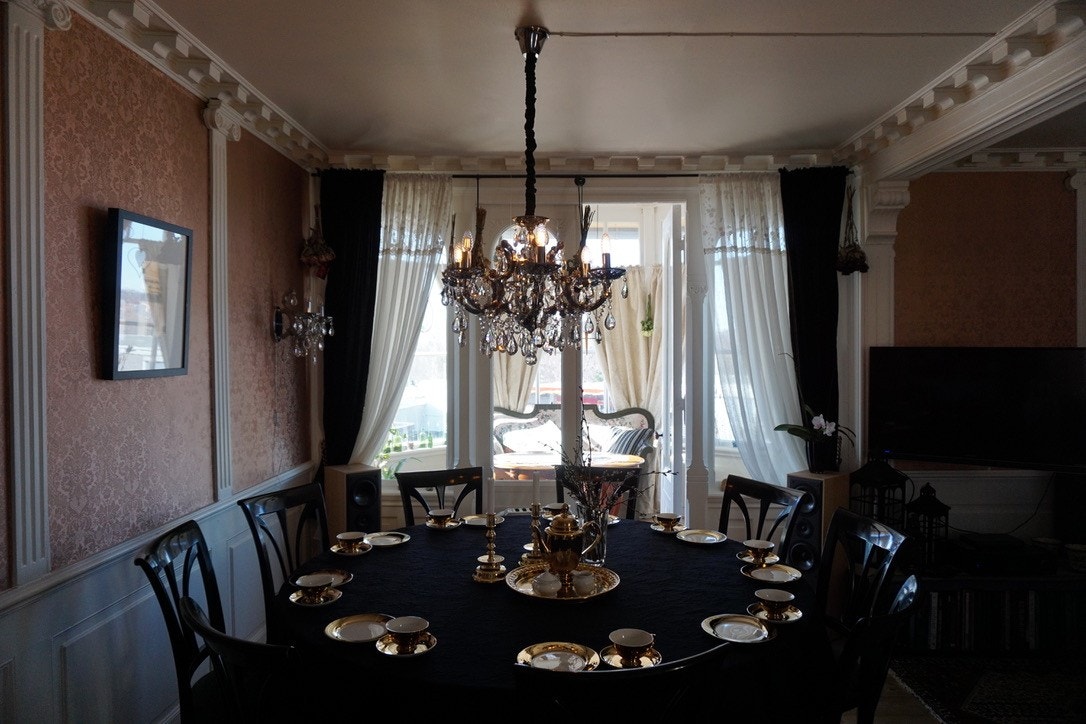 Kobberstue med innsyn inn i glassveranda Galleribilde