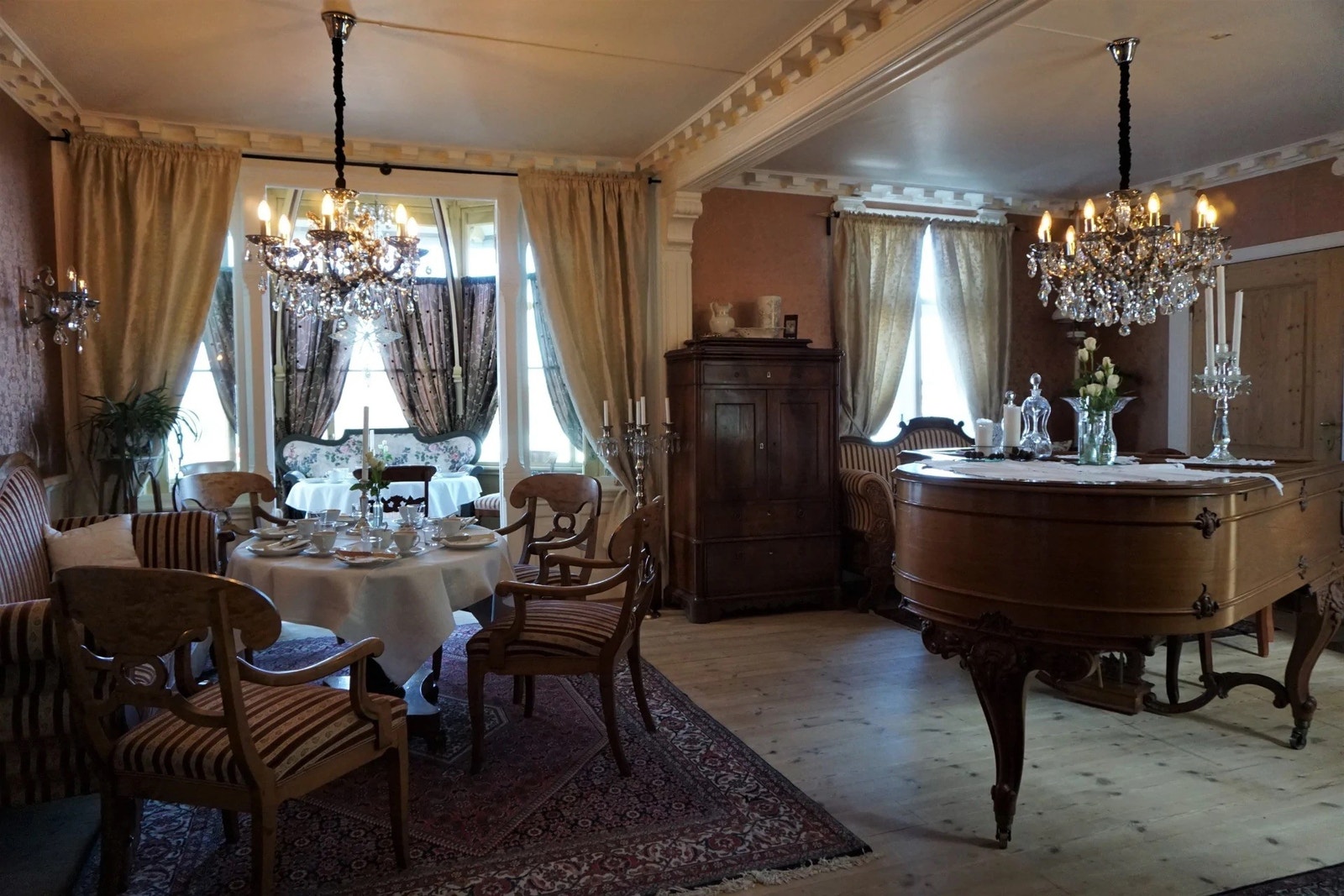 Kobberstue med innsyn inn i glassveranda Galleribilde