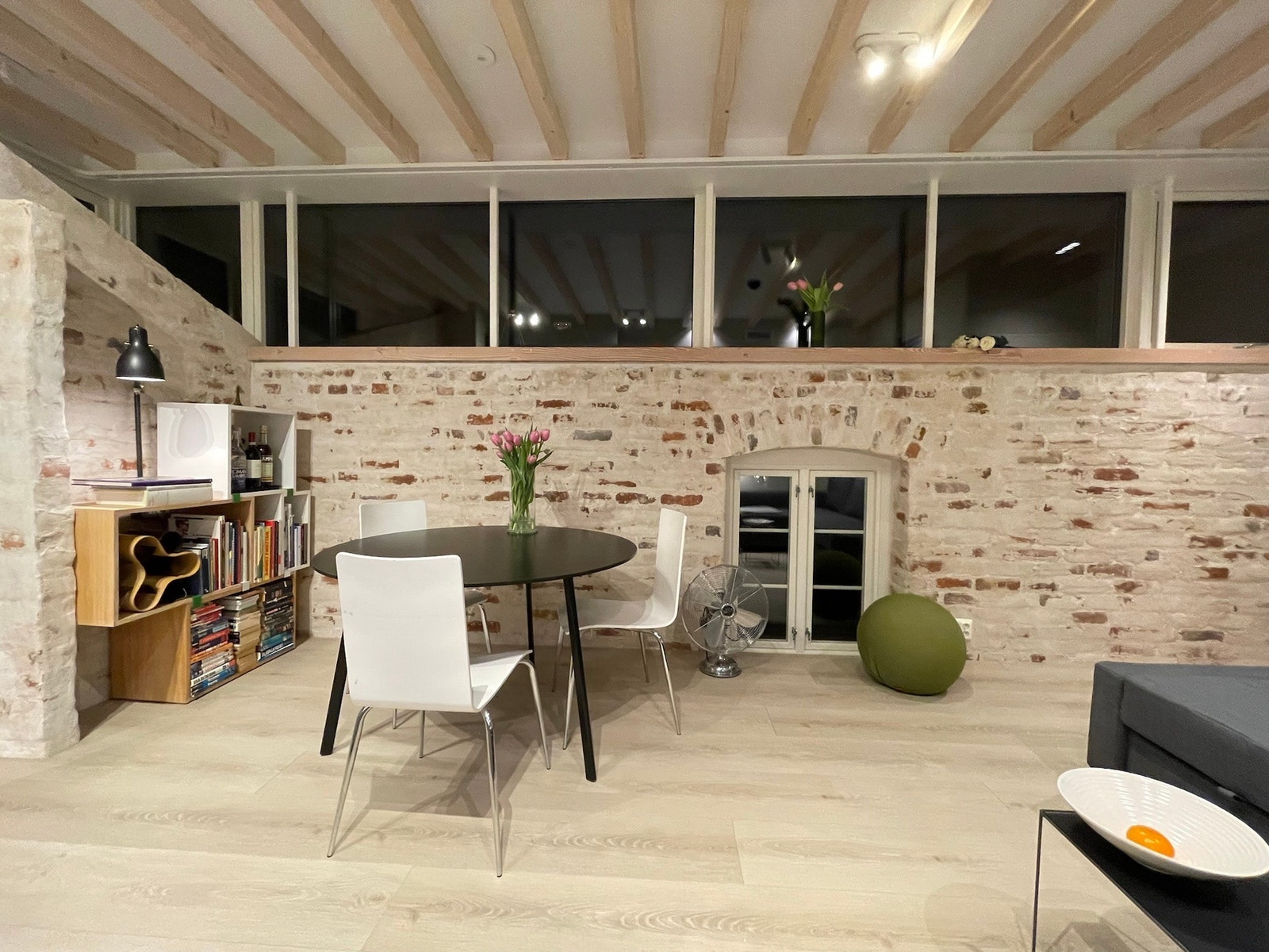 Spiseplass med store vinduer og høyt til loftet Galleribilde