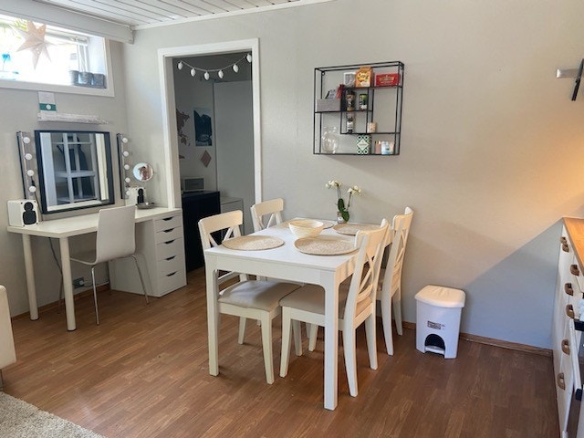 Slik stylet forrige utleier hybelen - god plass til pult/sminkebord, spisebord mm. Galleribilde