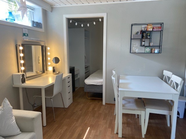 Slik stylet forrige utleier hybelen - meget koselig ! Galleribilde