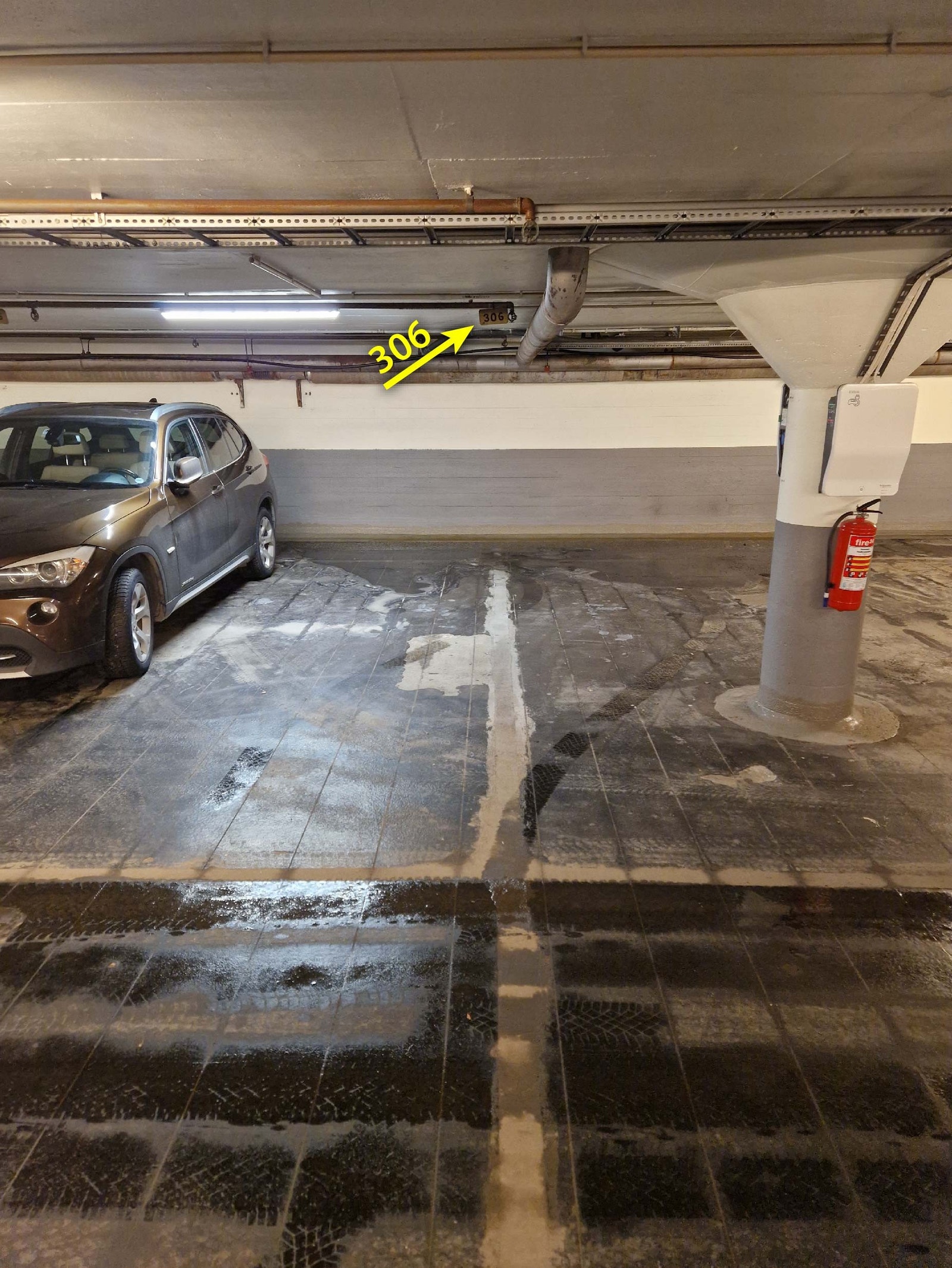 Bildene innendørs tatt etter snø/regnvær, derfor litt vått på gulvet. Vanligvis tørt og fint. Galleribilde