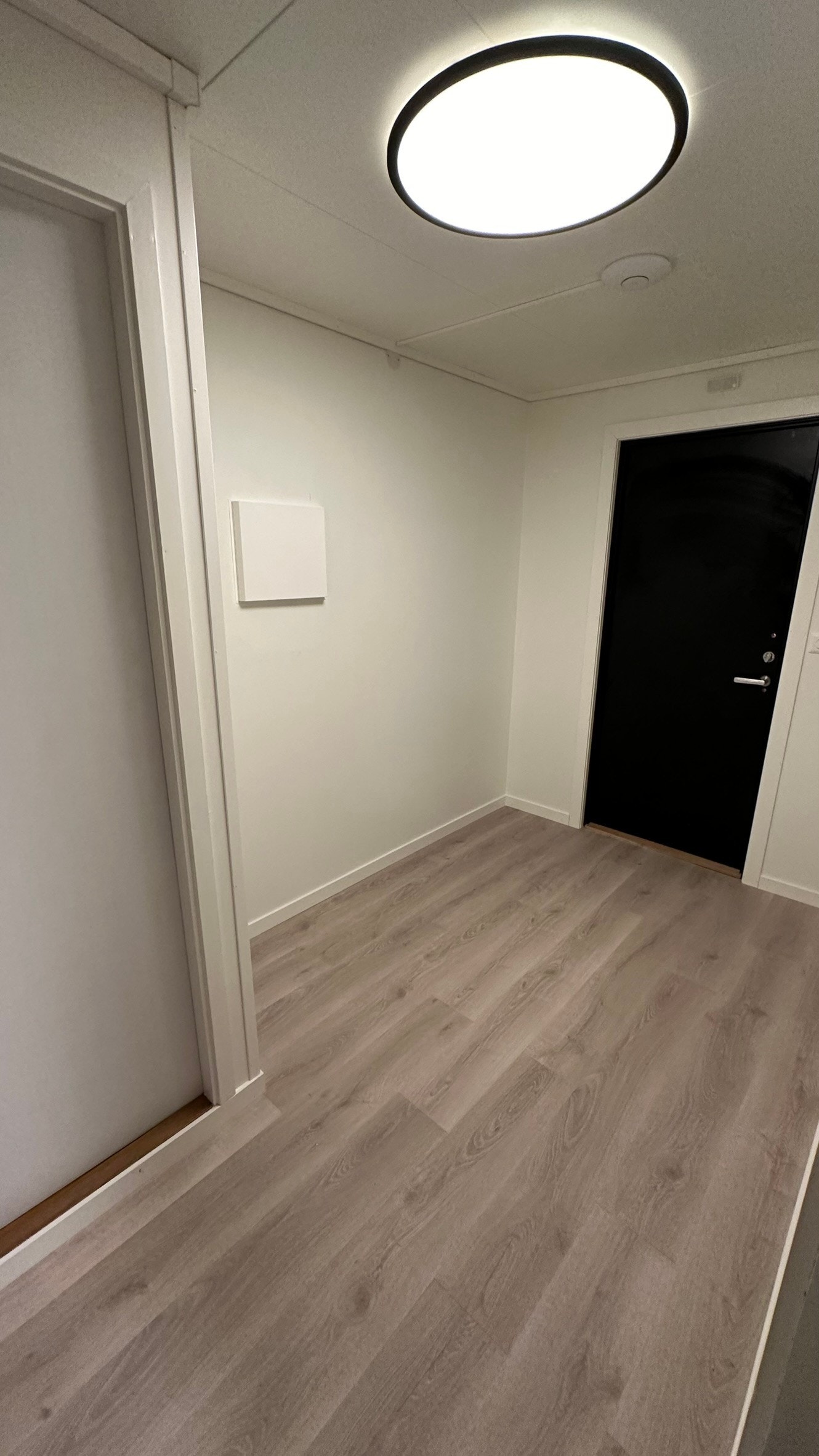 Gang, garderobeplass og sikringsskap Galleribilde