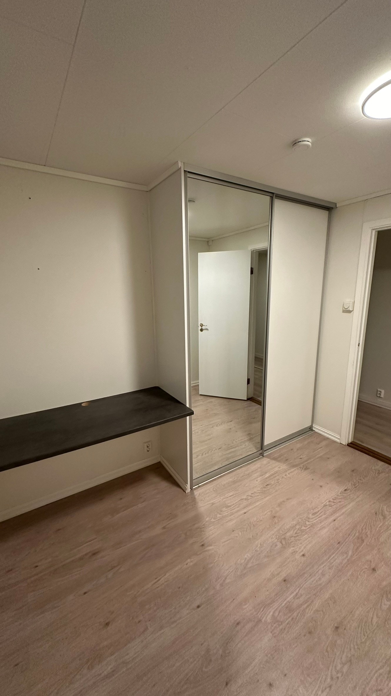 Garderobe på ekstra soverom Galleribilde