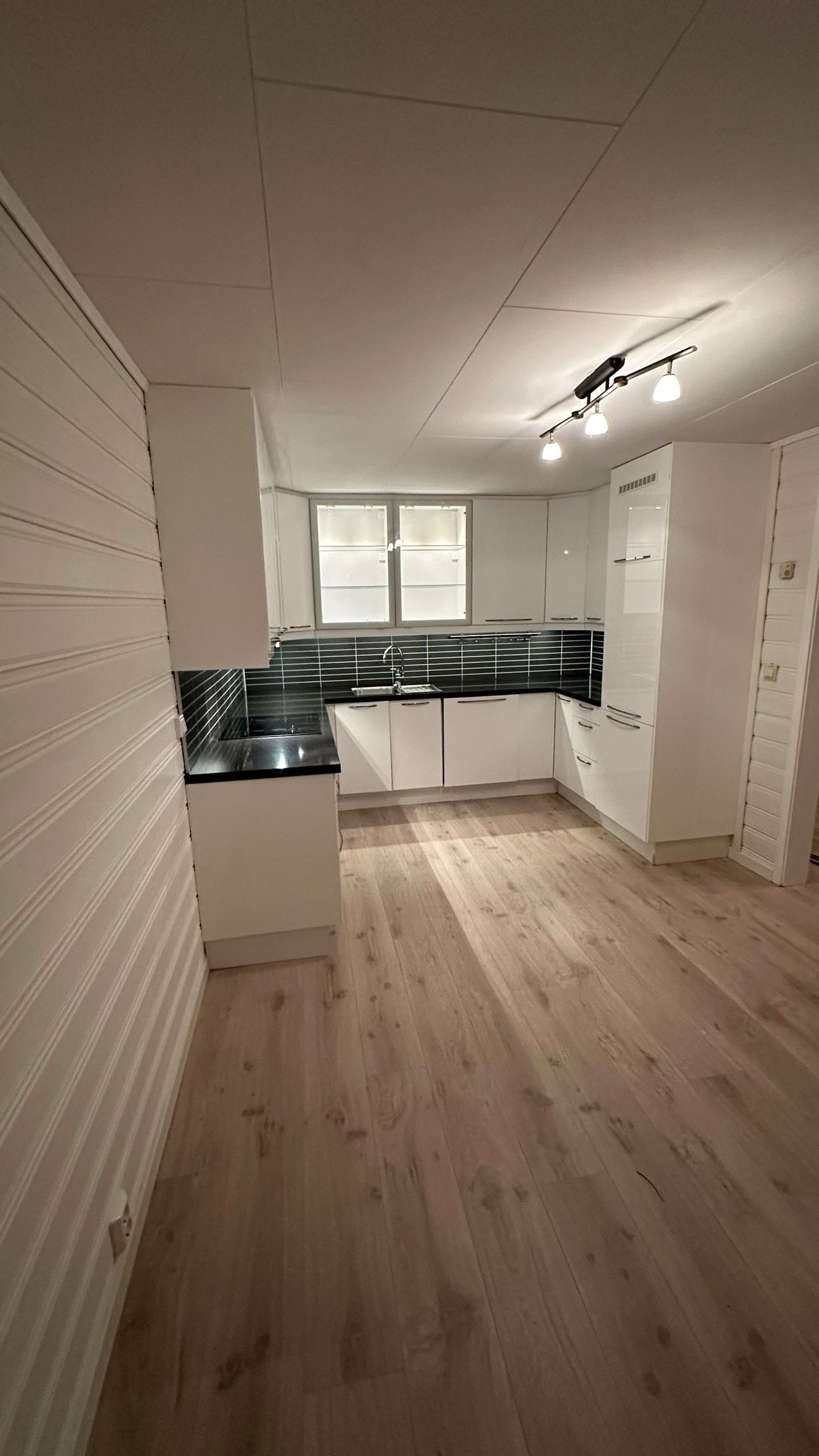 Kjøkken med alle hvitevarer Galleribilde