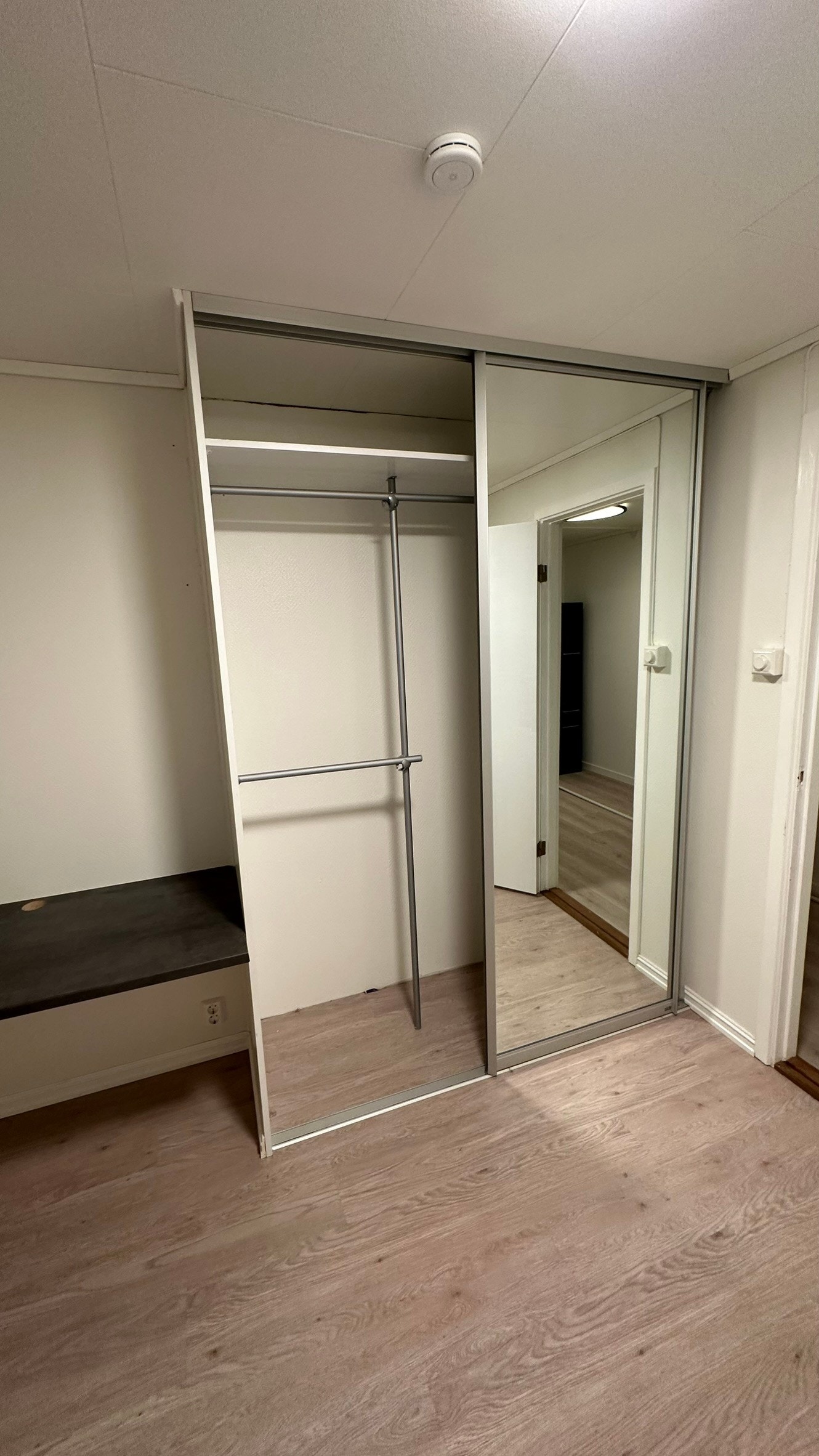 Garderobe på ekstra soverom Galleribilde