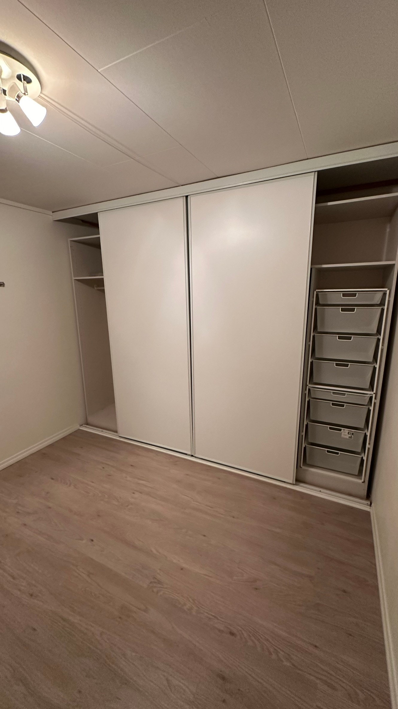 Garderobe på hovedsoverom Galleribilde