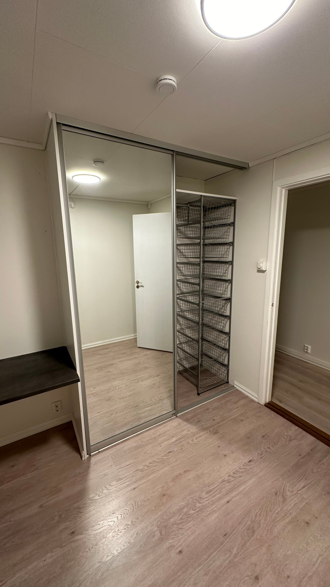 Garderobe på ekstra soverom Galleribilde