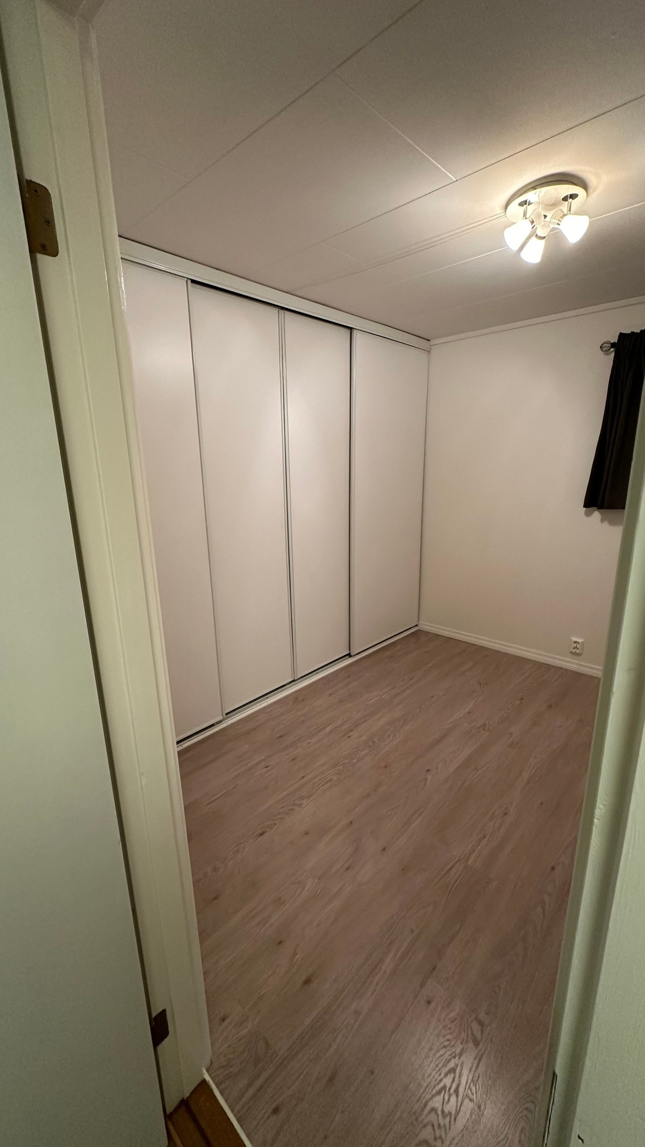 Garderobe på hovedsoverom Galleribilde
