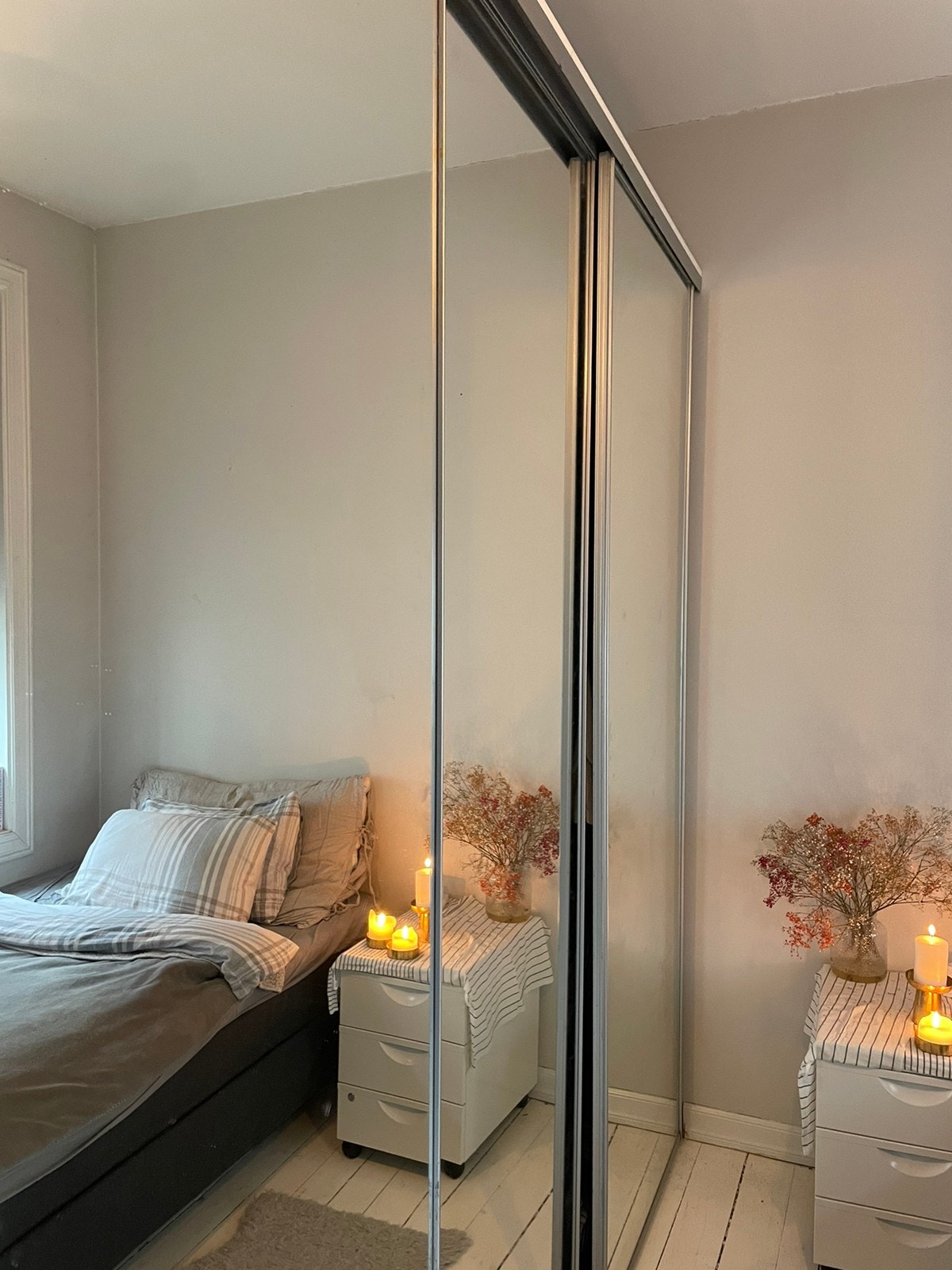 Inkludert stor skyvedørsgarderobe Galleribilde