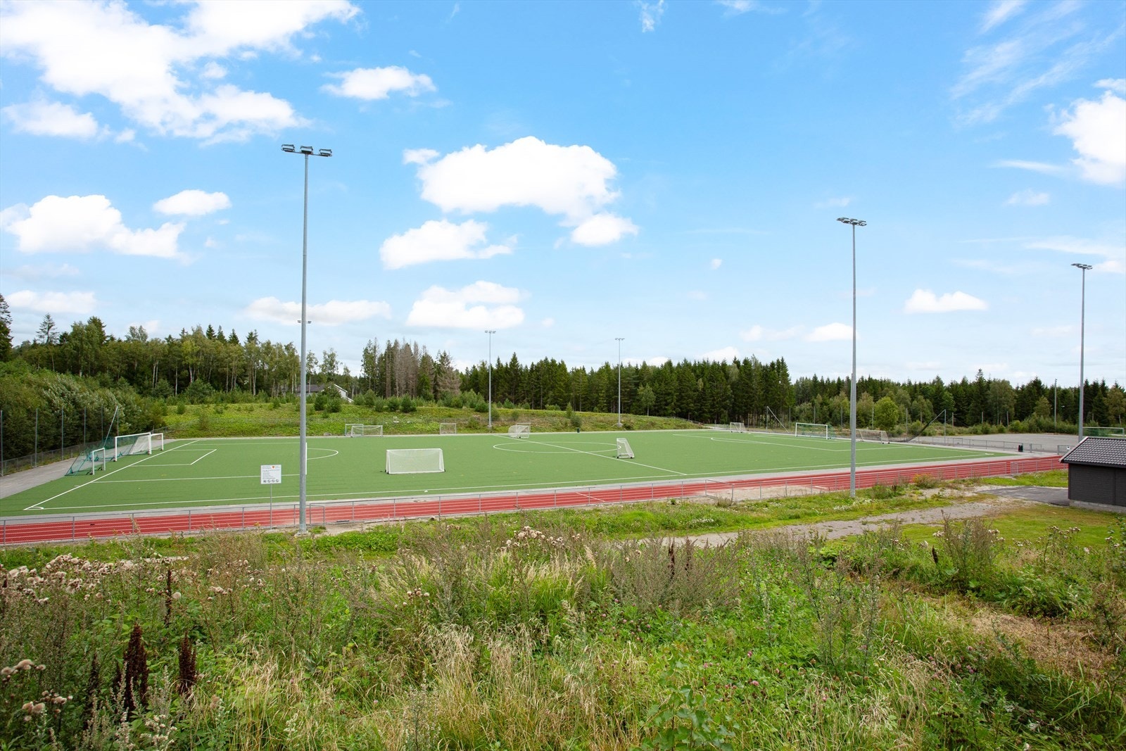 På Bjørlien er det også et flott idrettsanlegg med fotballbane, løpebane m.m. Galleribilde