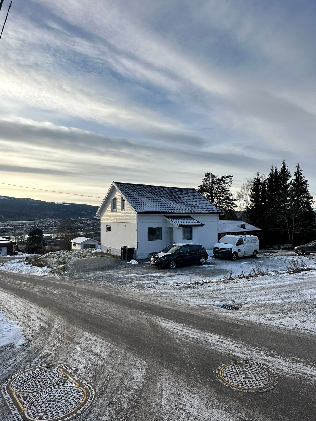 Gode parkeringsmuligheter på egen tomt. Plass til 6 biler. Galleribilde