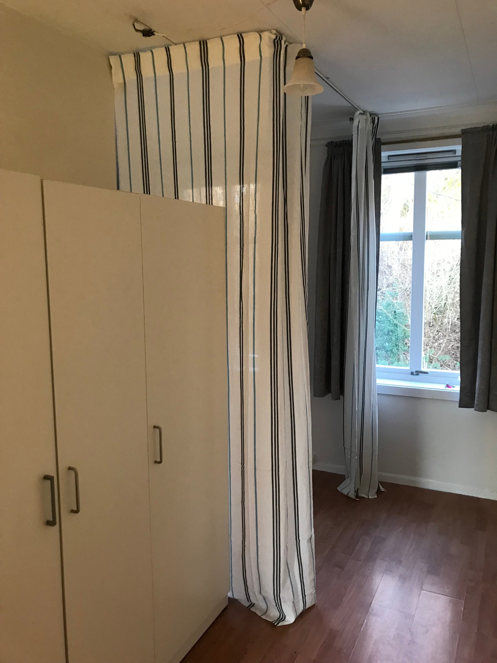 Soverommets garderobeskap. Galleribilde