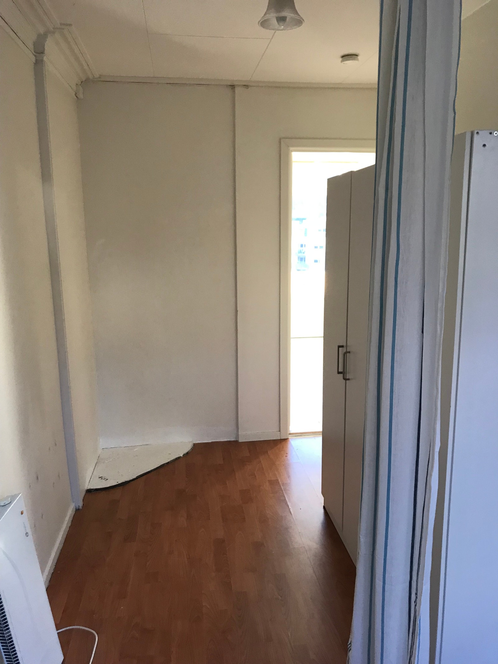 Fra sengeplassen mot stua. Mulig kontorplass. Galleribilde