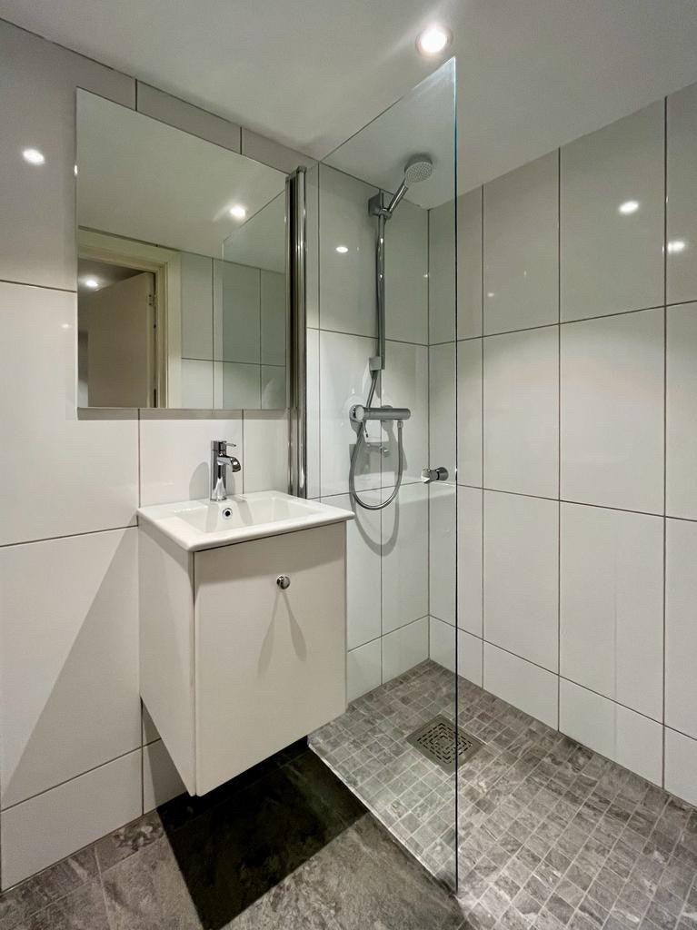 Badet har også vaskemaskin og vegghengt toalett Galleribilde