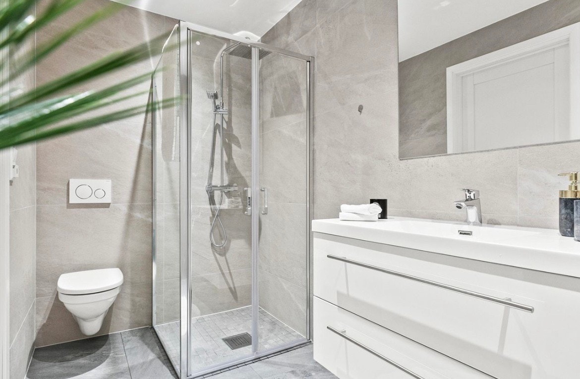 Vaskemaskin og tørketrommel er på eget rom ved siden av Galleribilde